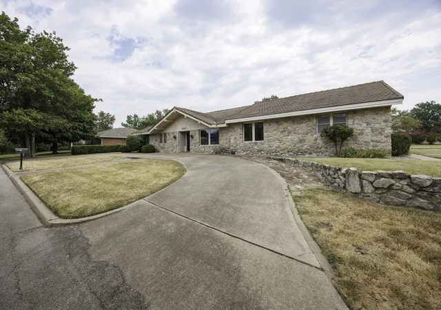 Photo 2 of Single family home for sale at 2918 Longridge Ln, Bartlesville, OK 74006 | MLS# 2628871 | Listing updated on 2026-08-20