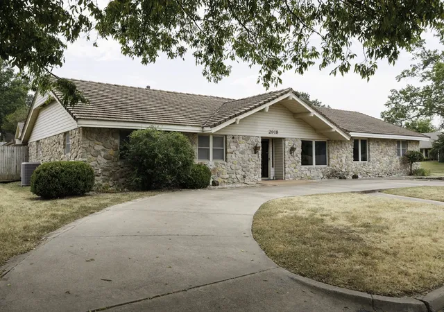 Photo 3 of Single family home for sale at 2918 Longridge Ln, Bartlesville, OK 74006 | MLS# 2628871 | Listing updated on 2026-08-20