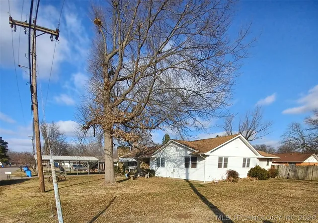 Photo 2 of Single family home for sale at 722 Sw 4th Street, Checotah, OK 74426 | MLS# 2629056 | Listing updated on 2026-08-20