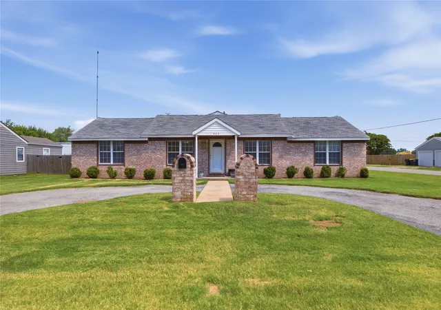 Photo 1 of Single family home for sale at 423 E Beaver St, Jenks, OK 74037 | MLS# 2629124 | Listing updated on 2026-09-28
