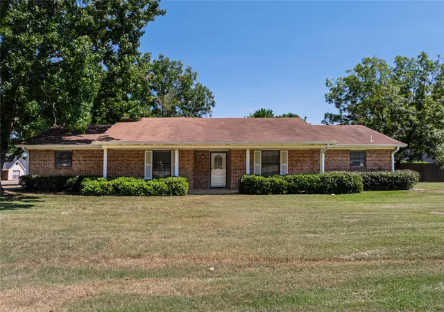 2nd image of 111 Meadowlark Ln, Durant, OK 74701 | MLS# 2629148