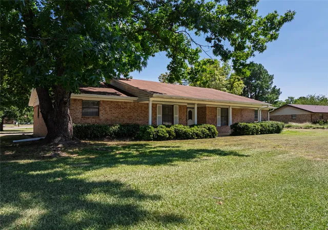 Photo 3 of Sale Pending at 111 Meadowlark Ln, Durant, OK 74701 | MLS# 2629148 | Listing updated on 2026-08-24