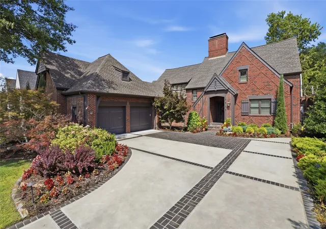 Photo 1 of Single family home for sale at 2507 S Columbia Ave, Tulsa, OK 74114 | MLS# 2628000 | Listing updated on 2026-08-20