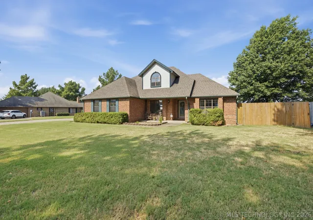 Photo 2 of Sale Pending at 208 Heritage Ct, Fort Gibson, OK 74434 | MLS# 2629219 | Listing updated on 2026-08-20