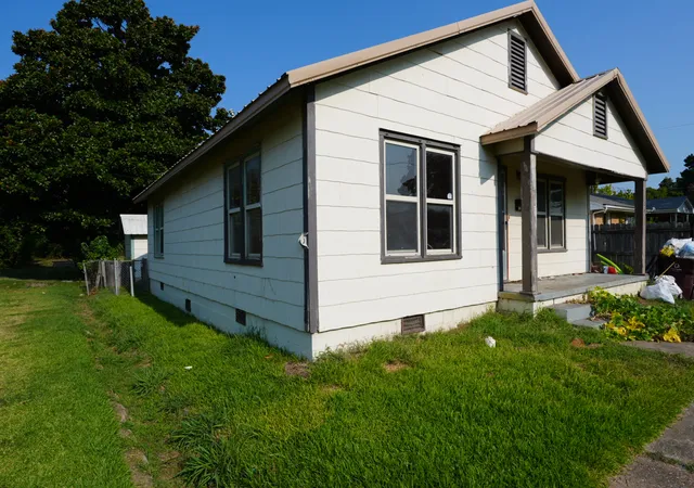 Photo 2 of Single family home for sale at 106 South 2nd, Eufaula, OK 74432 | MLS# 2629163 | Listing updated on 2026-08-20
