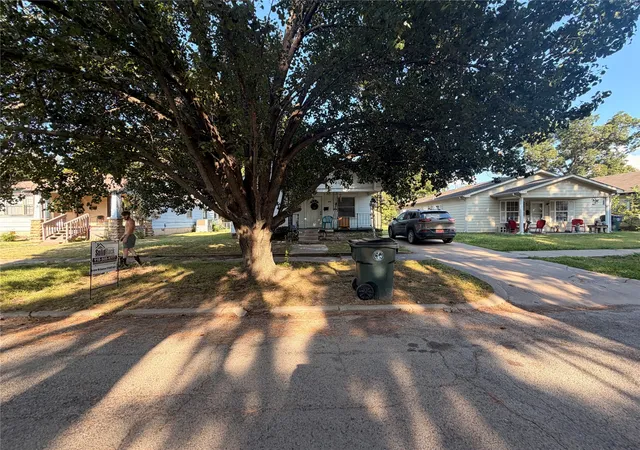 Photo 3 of Sale Pending at 625 N Griffin Ave, Okmulgee, OK 74447 | MLS# 2629411 | Listing updated on 2026-09-26