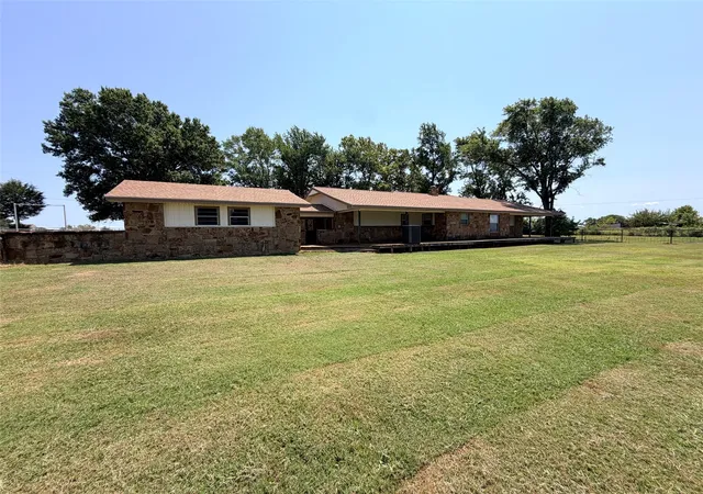 Photo 2 of Single family home for sale at 23235 Highway 52, Henryetta, OK 74437 | MLS# 2629632 | Listing updated on 2026-08-20
