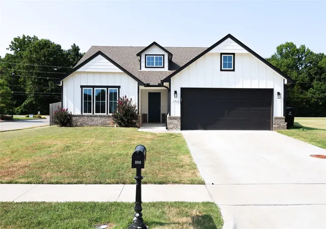 Photo 1 of Single family home for sale at 1916 E Tucson Pl, Broken Arrow, OK 74011 | MLS# 2629480 | Listing updated on 2026-08-20