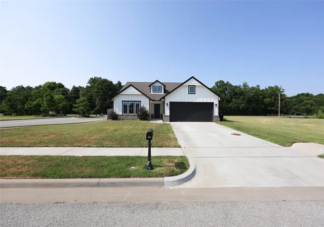 Photo 2 of Single family home for sale at 1916 E Tucson Pl, Broken Arrow, OK 74011 | MLS# 2629480 | Listing updated on 2026-08-20