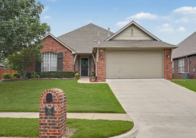 Photo 2 of Sale Pending at 812 N Willow Ave, Broken Arrow, OK 74012 | MLS# 2629772 | Listing updated on 2026-08-26