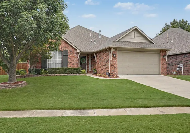 Photo 3 of Sale Pending at 812 N Willow Ave, Broken Arrow, OK 74012 | MLS# 2629772 | Listing updated on 2026-08-26
