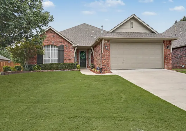 Photo 3 of Sale Pending at 812 N Willow Ave, Broken Arrow, OK 74012 | MLS# 2629772 | Listing updated on 2026-08-26