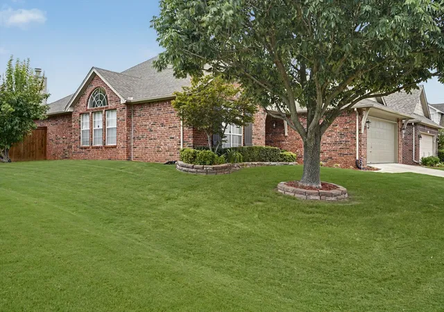 Photo 4 of Sale Pending at 812 N Willow Ave, Broken Arrow, OK 74012 | MLS# 2629772 | Listing updated on 2026-08-26