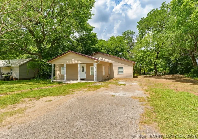 Photo 2 of Single family home for sale at 810 West 2nd, Ada, OK 74820 | MLS# 2629814 | Listing updated on 2026-08-20