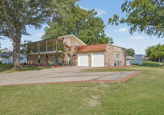 Photo 3 of Single family home for sale at 502 Fairway Dr, Broken Arrow, OK 74011 | MLS# 2629946 | Listing updated on 2026-09-30