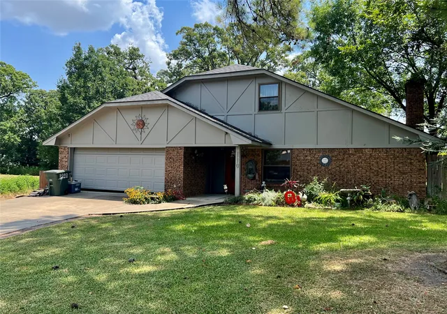 Photo 4 of Single family home for sale at 110 Parkway Plz, Madill, OK 73446 | MLS# 2629183 | Listing updated on 2026-08-20