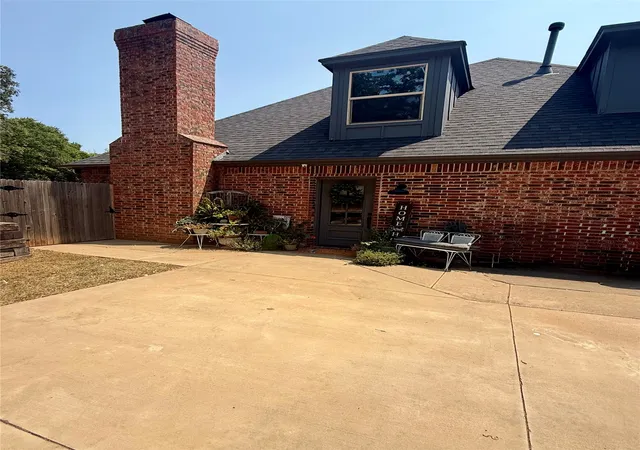 Photo 2 of Sale Pending at 100 Hanover Dr, Edmond, OK 73034 | MLS# 2629937 | Listing updated on 2026-08-24