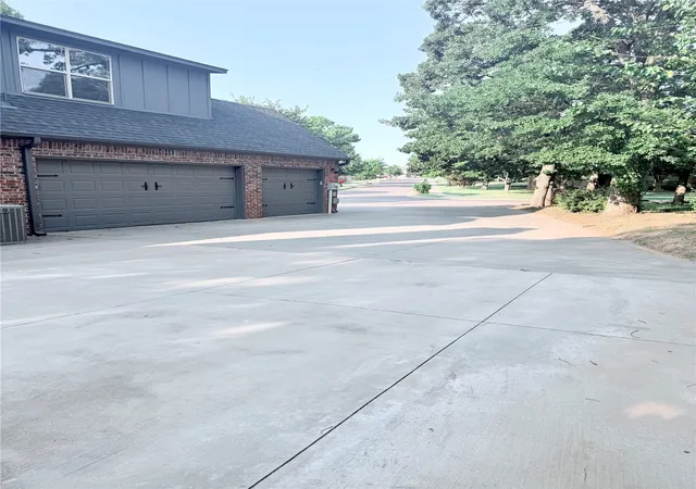 Photo 3 of Sale Pending at 100 Hanover Dr, Edmond, OK 73034 | MLS# 2629937 | Listing updated on 2026-08-24