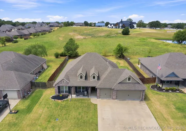 Photo 3 of Sale Pending at 8416 N 76 Eastavenue, Owasso, OK 74055 | MLS# 2629954 | Listing updated on 2026-09-18