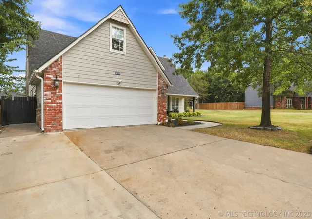 Photo 3 of Sale Pending at 3725 S 69th Westcourt, Tulsa, OK 74107 | MLS# 2629840 | Listing updated on 2026-08-20