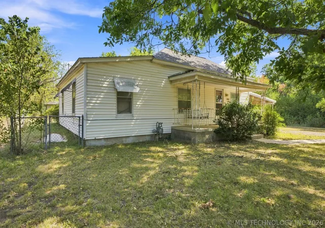 Photo 3 of Sale Pending at 404 E Beach St, Henryetta, OK 74437 | MLS# 2629735 | Listing updated on 2026-09-28