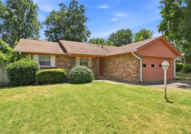 Photo 2 of Sale Pending at 421 W Gary St, Broken Arrow, OK 74012 | MLS# 2630034 | Listing updated on 2026-08-20