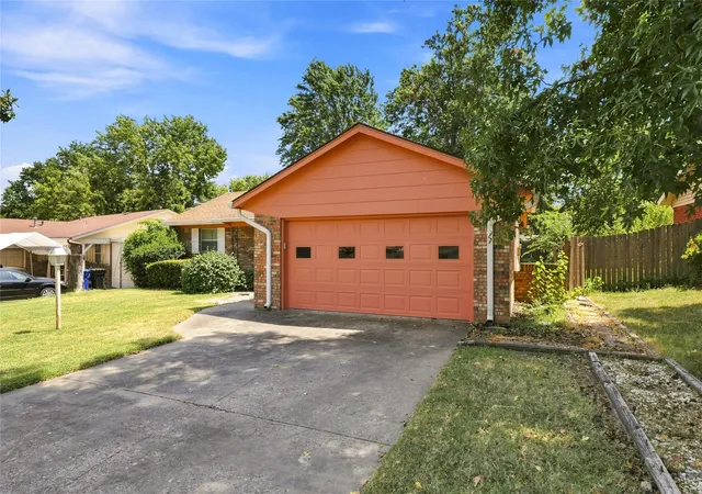 Photo 3 of Sale Pending at 421 W Gary St, Broken Arrow, OK 74012 | MLS# 2630034 | Listing updated on 2026-08-20