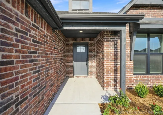Photo 2 of Sale Pending at 10698 S 226th Eastavenue, Broken Arrow, OK 74014 | MLS# 2630081 | Listing updated on 2026-08-20