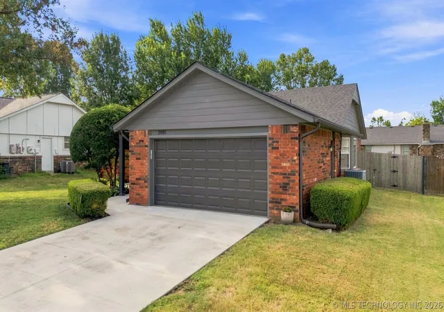 Photo 2 of Sale Pending at 2905 E Knoxville St, Broken Arrow, OK 74014 | MLS# 2630112 | Listing updated on 2026-08-27