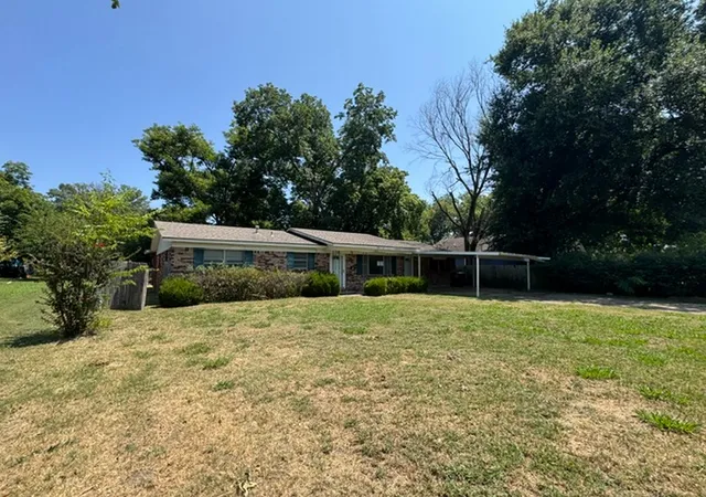 Photo 2 of Sale Pending at 212 S Wheeler Ave, Sallisaw, OK 74955 | MLS# 2630146 | Listing updated on 2026-08-28