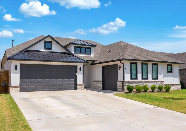 Photo 2 of Single family home for sale at 6807 S Indianwood Ave W, Broken Arrow, OK 74011 | MLS# 2629883 | Listing updated on 2026-08-20