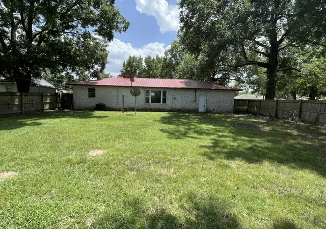 Photo 2 of Single family home for sale at 522 W Ironman Ave, Nowata, OK 74048 | MLS# 2630196 | Listing updated on 2026-09-19