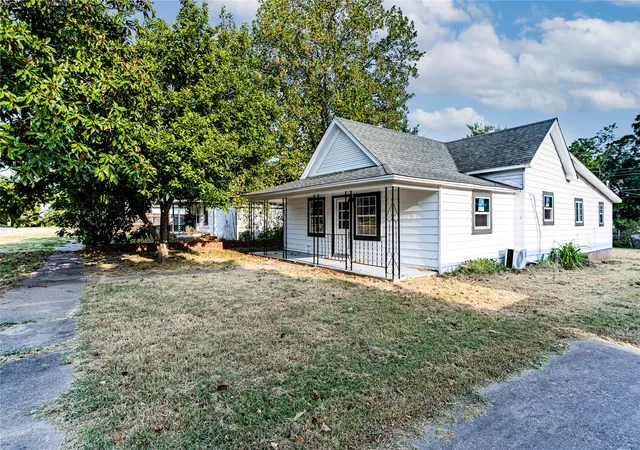 Photo 2 of Single family home for sale at 508 E 3rd Avenue, Bristow, OK 74010 | MLS# 2630115 | Listing updated on 2026-08-20