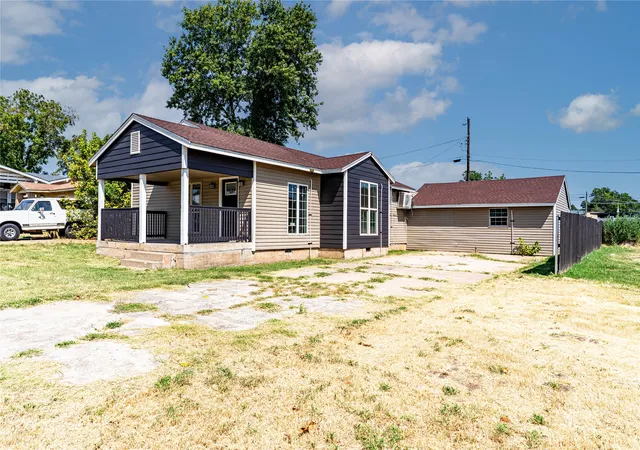 Photo 2 of Single family home for sale at 525 E Washington Ave, Bristow, OK 74010 | MLS# 2630327 | Listing updated on 2026-08-20