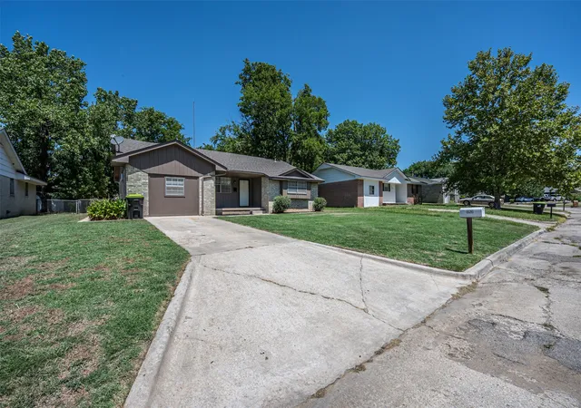 Photo 2 of Single family home for sale at 926 Charles, Ada, OK 74820 | MLS# 2630309 | Listing updated on 2026-10-01