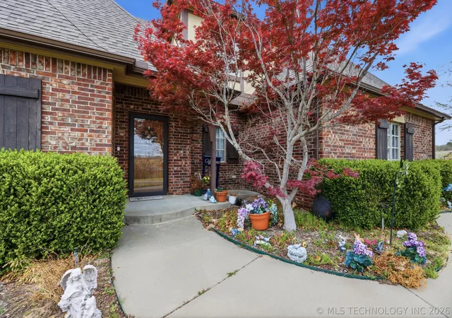 Photo 2 of Sale Pending at 602 Cross Timbers Blvd, Sapulpa, OK 74066 | MLS# 2630399 | Listing updated on 2026-08-28