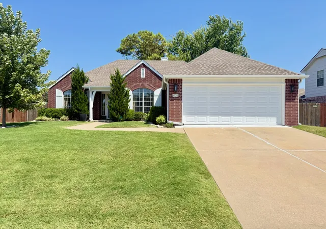 Photo 3 of Sale Pending at 105 S Laurel Ave, Broken Arrow, OK 74012 | MLS# 2630167 | Listing updated on 2026-08-20