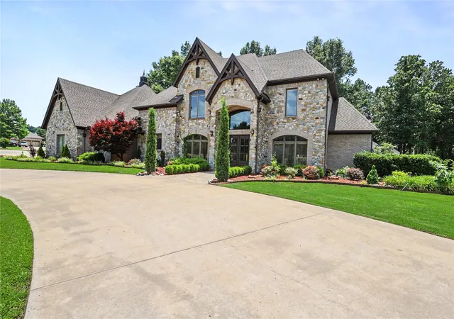 Photo 2 of Single family home for sale at 870 Cherry Springs Dr, Tahlequah, OK 74464 | MLS# 2630507 | Listing updated on 2026-08-20