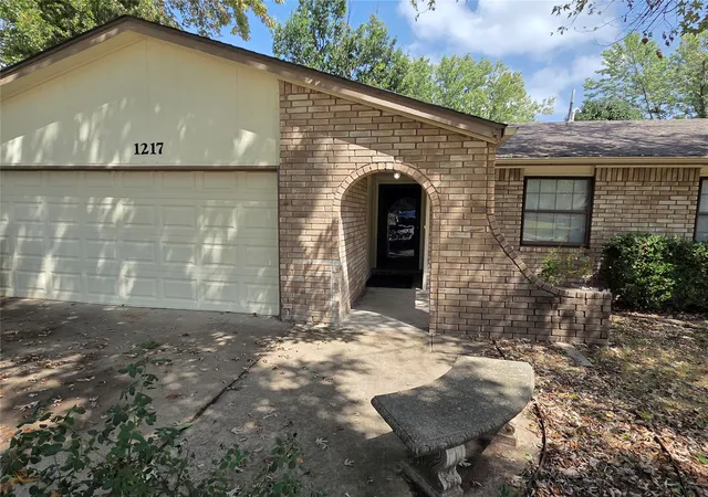 Photo 2 of Sale Pending at 1217 S Gum Ave, Broken Arrow, OK 74012 | MLS# 2630547 | Listing updated on 2026-08-26