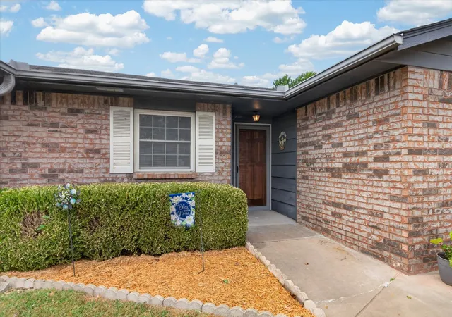 Photo 3 of Sale Pending at 1013 King Dr, Bartlesville, OK 74006 | MLS# 2630291 | Listing updated on 2026-09-30