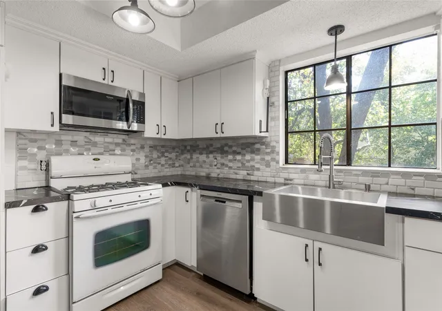 Listing Photo 5 - Condo for sale in building located at 7435 S Winston Pl, Tulsa, OK 74136 - Unit #602