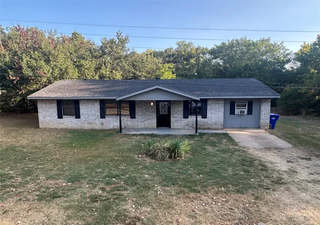 1st image of 413 E Leecraft, Colbert, OK 74733 | MLS# 2630796
