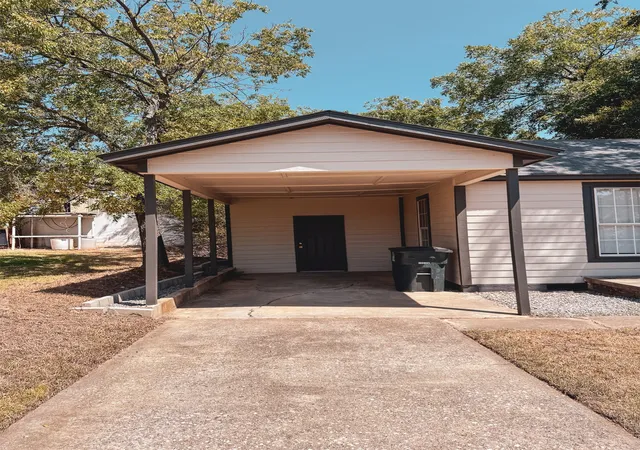 Photo 3 of Single family home for sale at 1422 Baltimore St, Durant, OK 74701 | MLS# 2630840 | Listing updated on 2026-08-21