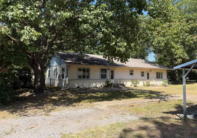 Photo 2 of Single family home for sale at 911 S Mcquarrie Ave, Wagoner, OK 74467 | MLS# 2630927 | Listing updated on 2026-08-21
