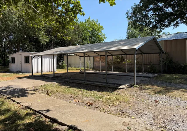 Photo 3 of Single family home for sale at 911 S Mcquarrie Ave, Wagoner, OK 74467 | MLS# 2630927 | Listing updated on 2026-08-21