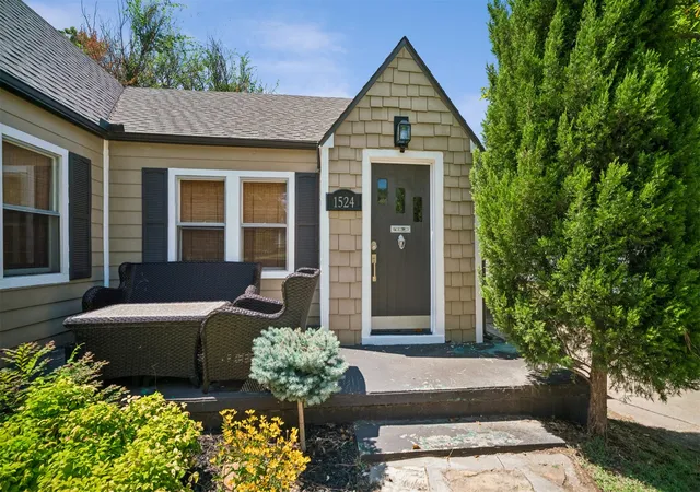 Photo 3 of Sale Pending at 1524 S Atlanta Ave, Tulsa, OK 74104 | MLS# 2629678 | Listing updated on 2026-08-21