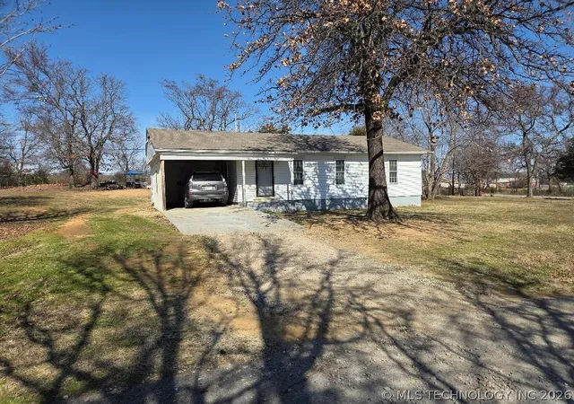 Photo 3 of Single family home for sale at 1104 Hilldale Dr, Eufaula, OK 74432 | MLS# 2630987 | Listing updated on 2026-08-21