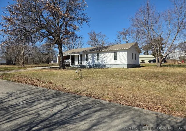 Photo 4 of Single family home for sale at 1104 Hilldale Dr, Eufaula, OK 74432 | MLS# 2630987 | Listing updated on 2026-08-21