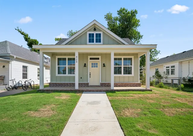 Photo 1 of Single family home for sale at 424 E 4th Street, Claremore, OK 74017 | MLS# 2630992 | Listing updated on 2026-08-21