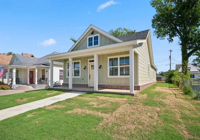 Photo 2 of Single family home for sale at 424 E 4th Street, Claremore, OK 74017 | MLS# 2630992 | Listing updated on 2026-08-21
